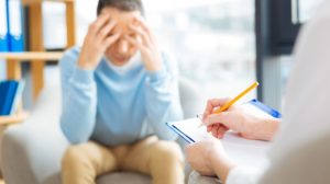 Uomo in difficoltà davanti alla psicologa